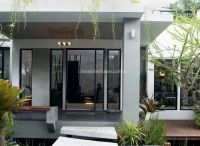 Nhà cấp 4 được bao quanh bởi vườn cây và thác nước nhân tạo, không gian xanh giữa lòng thành phố bụi bặm